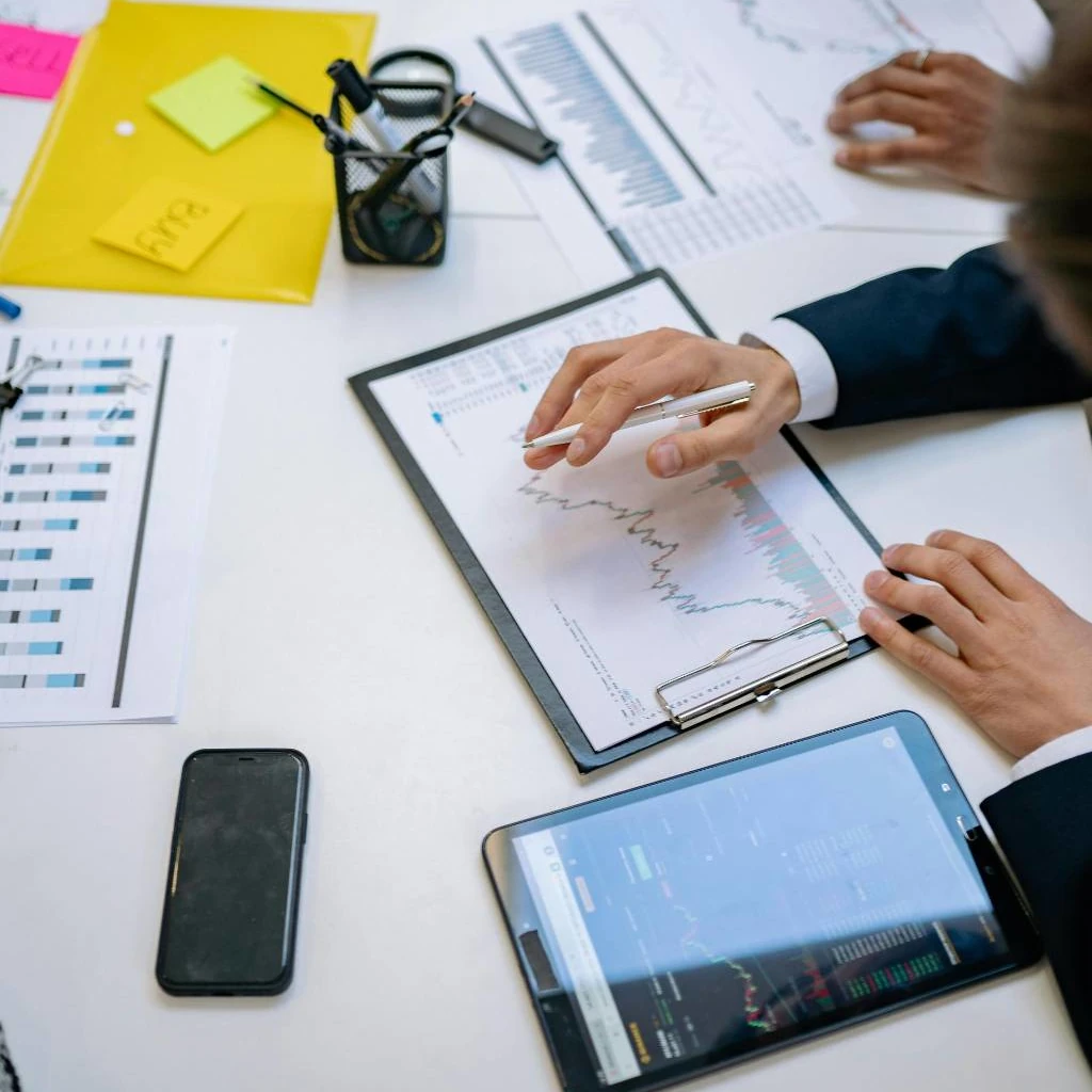 Osoba tankująca paliwo przestraszona cenami